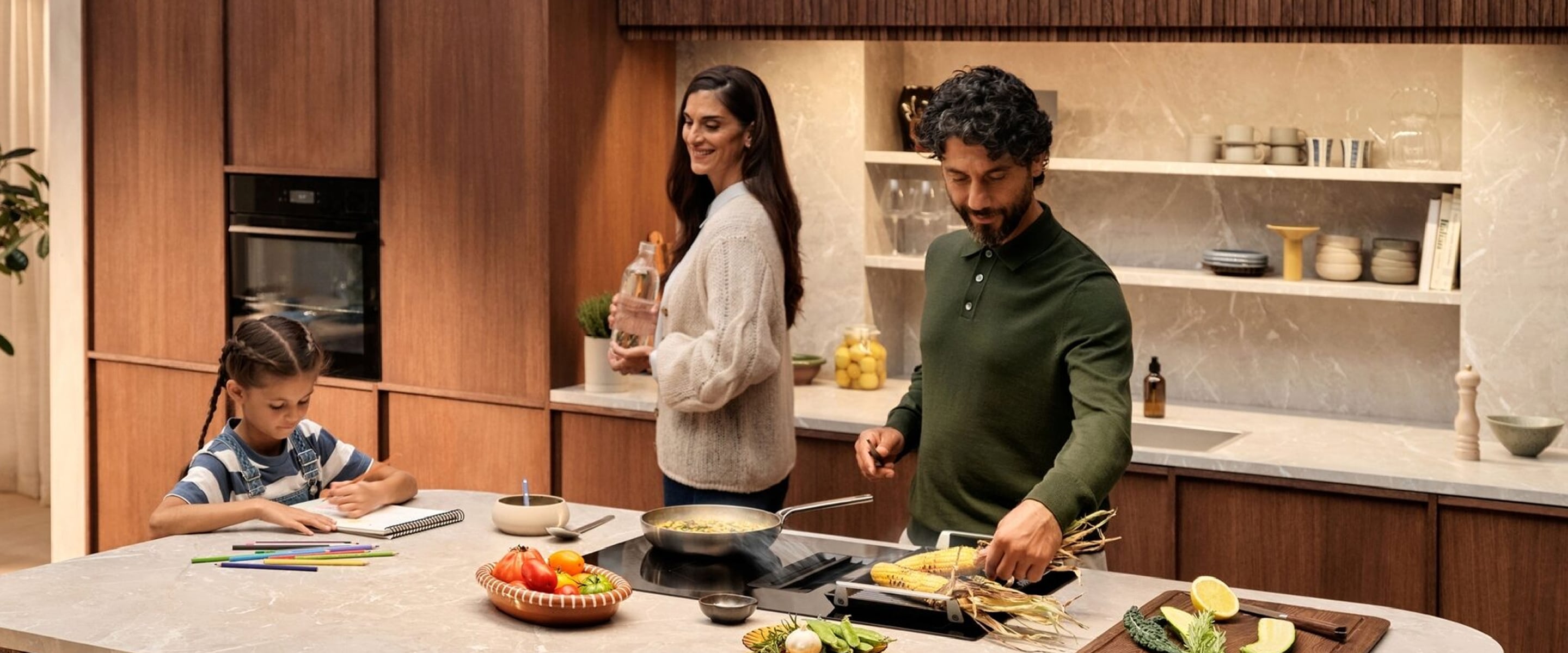 Muž, žena a malá dívka v kuchyni.