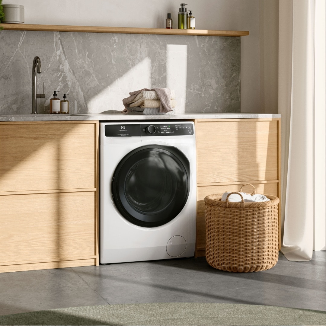 Pračka umístěná v prádelně.