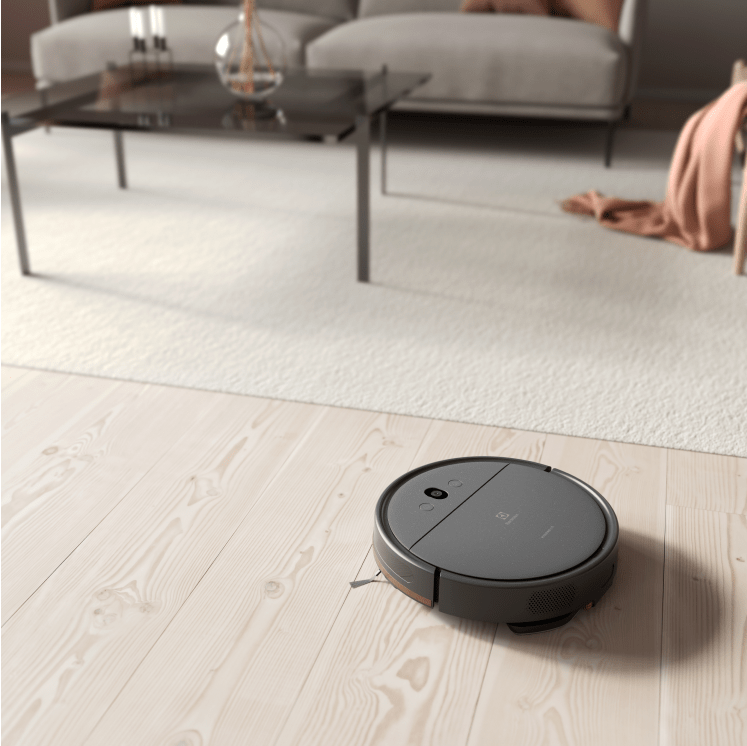 Robotický vysavač na podlaze