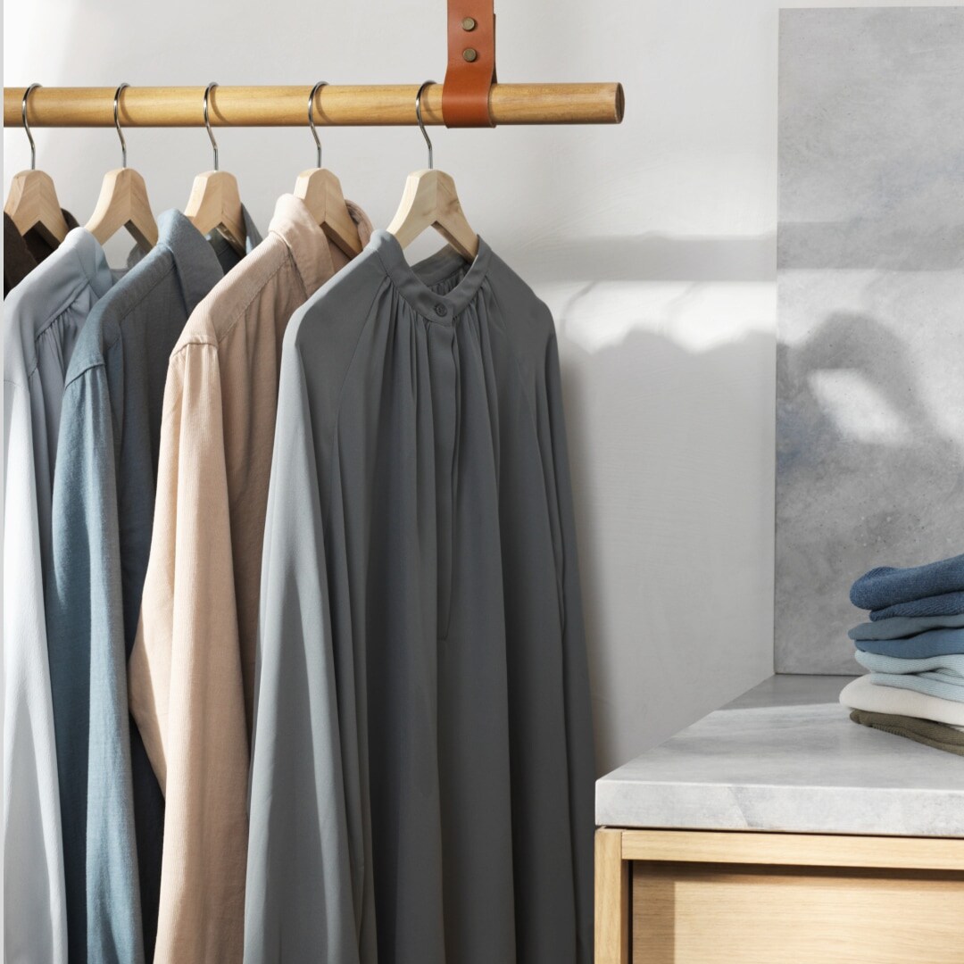 Košile pověšená na ramínku.